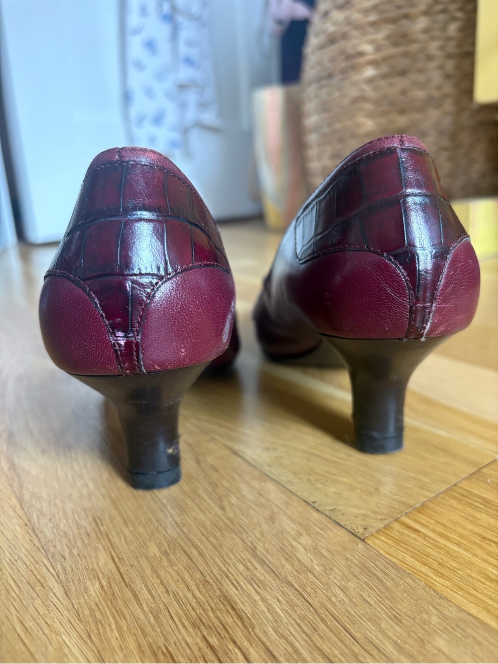 Liz Claiborne Flex Burgundy Kitten Heels - Picture 8 of 9